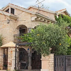 https://apartments-with-wifi-basanija-umag-7148.in-istria.net